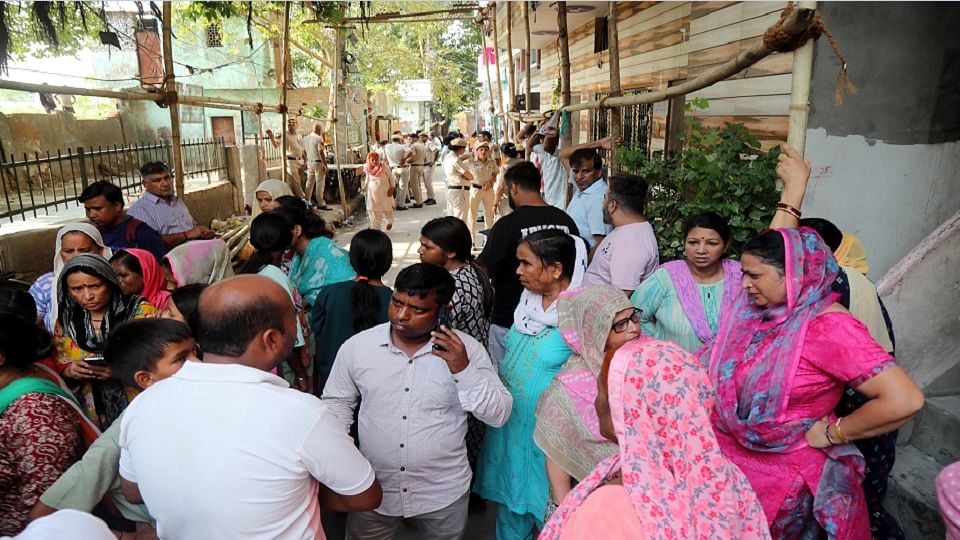 दोहरे हत्याकांड अचंभित और भयभीत दिखे
