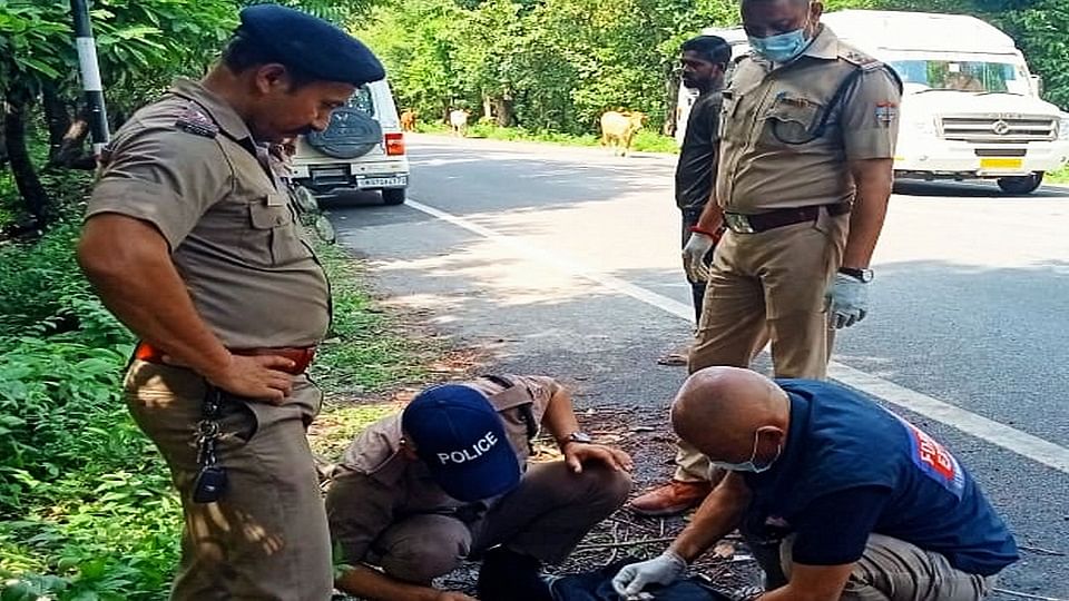 युवक का शव मिलने के मामले में टांडा रेंज में जांच करते पुलिसकर्मी