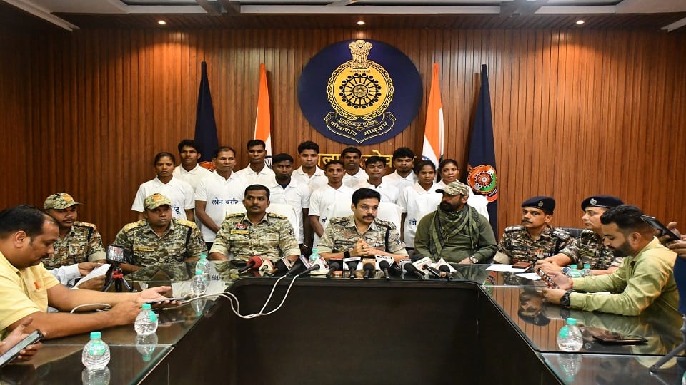 12 नक्सलियों ने किया आत्मसमर्पण