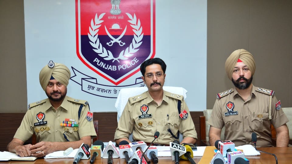 आरोपी के बारे में जानकारी देते एसएसपी वरुण शर्मा।