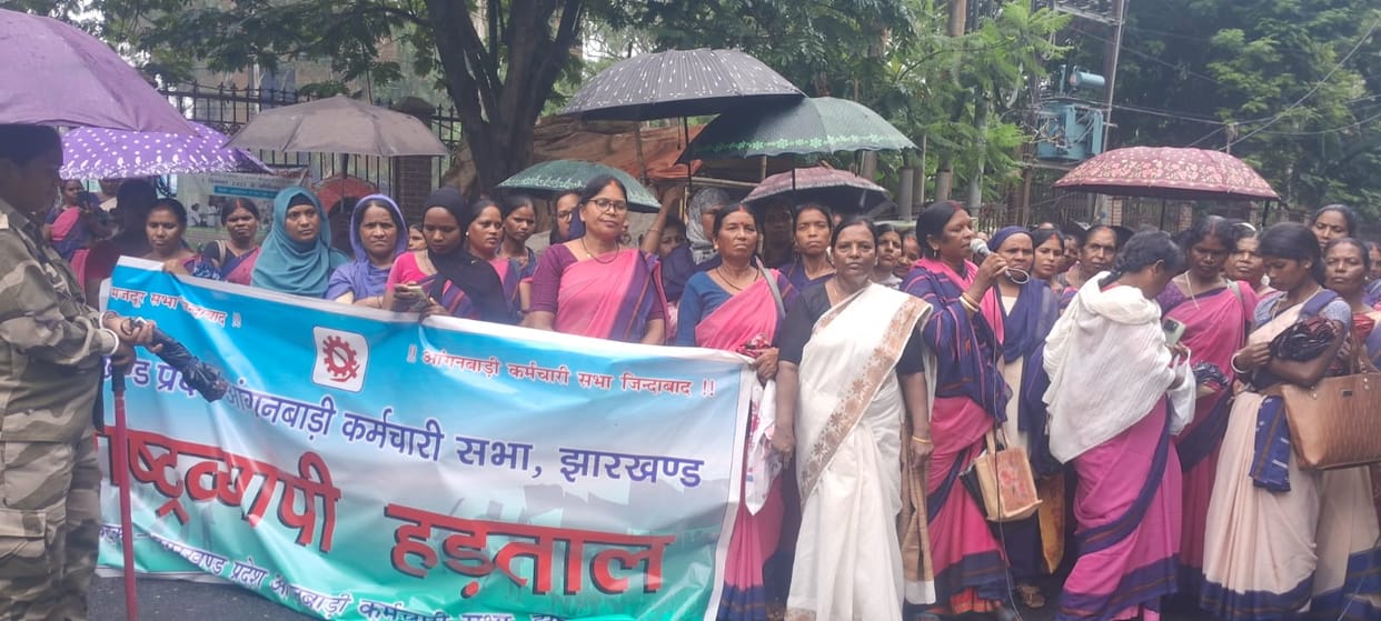 Anganwadi Workers Protest in Rain Ranchi Over Pending Demands in Jharkhand