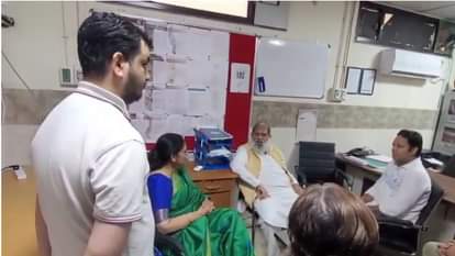 अस्पताल में मंत्री अनिल विज।