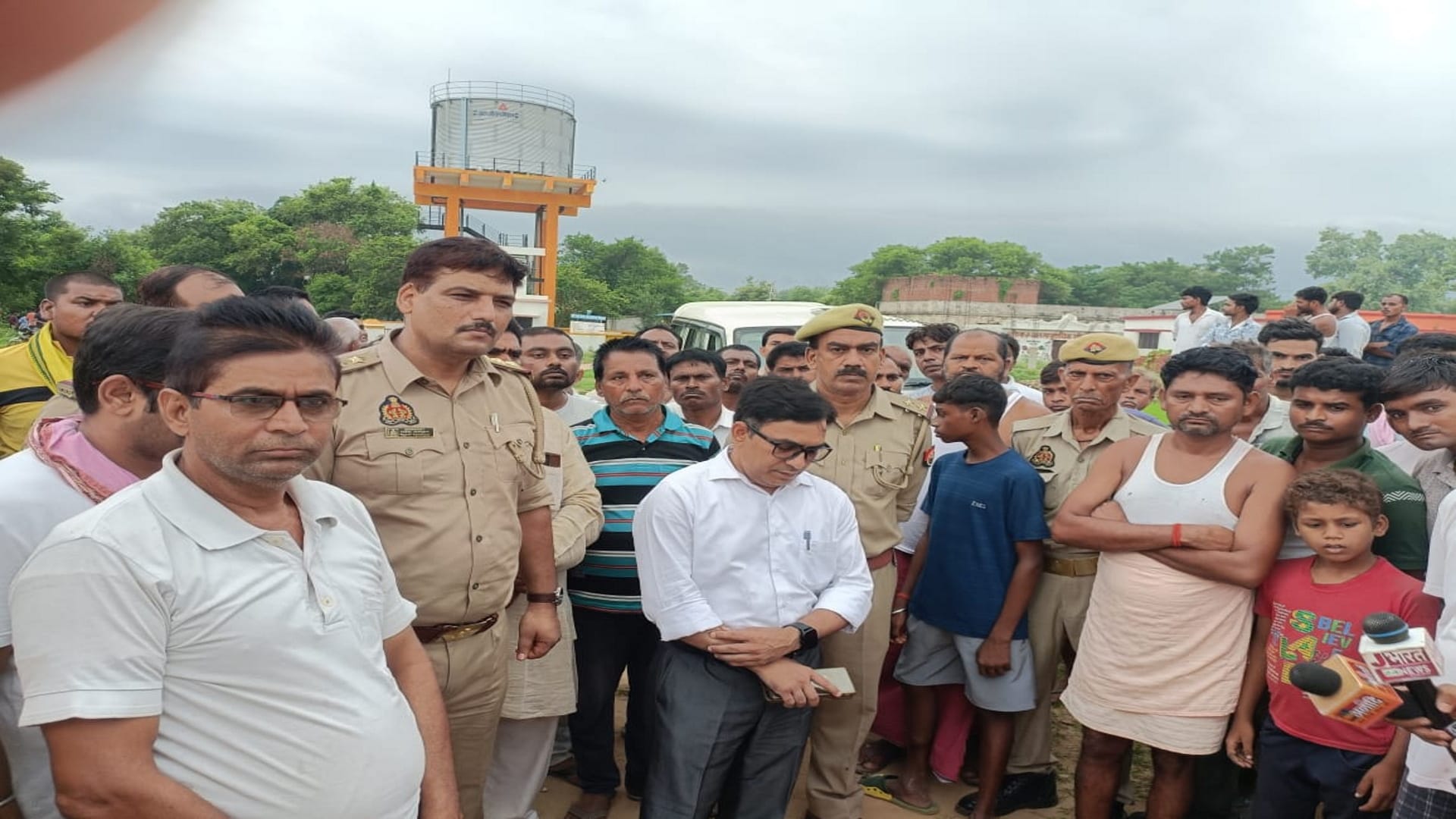 Prayagraj News Bodies of four innocent children found floating in a pond, were missing since a day before