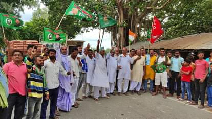 प्रदर्शन करते महागठबंधन नेता और कार्यकर्ता