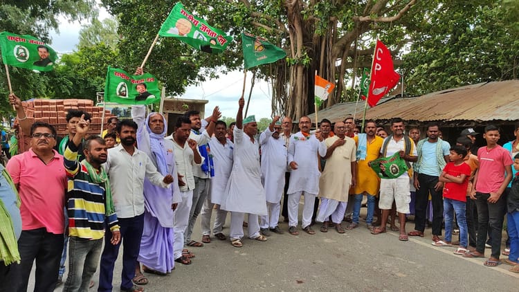 Bihar Bandh: मतदाता सूची पुनरीक्षण के खिलाफ सहरसा में महागठबंधन का हल्लाबोल, सड़कों पर उतरे कार्यकर्ता