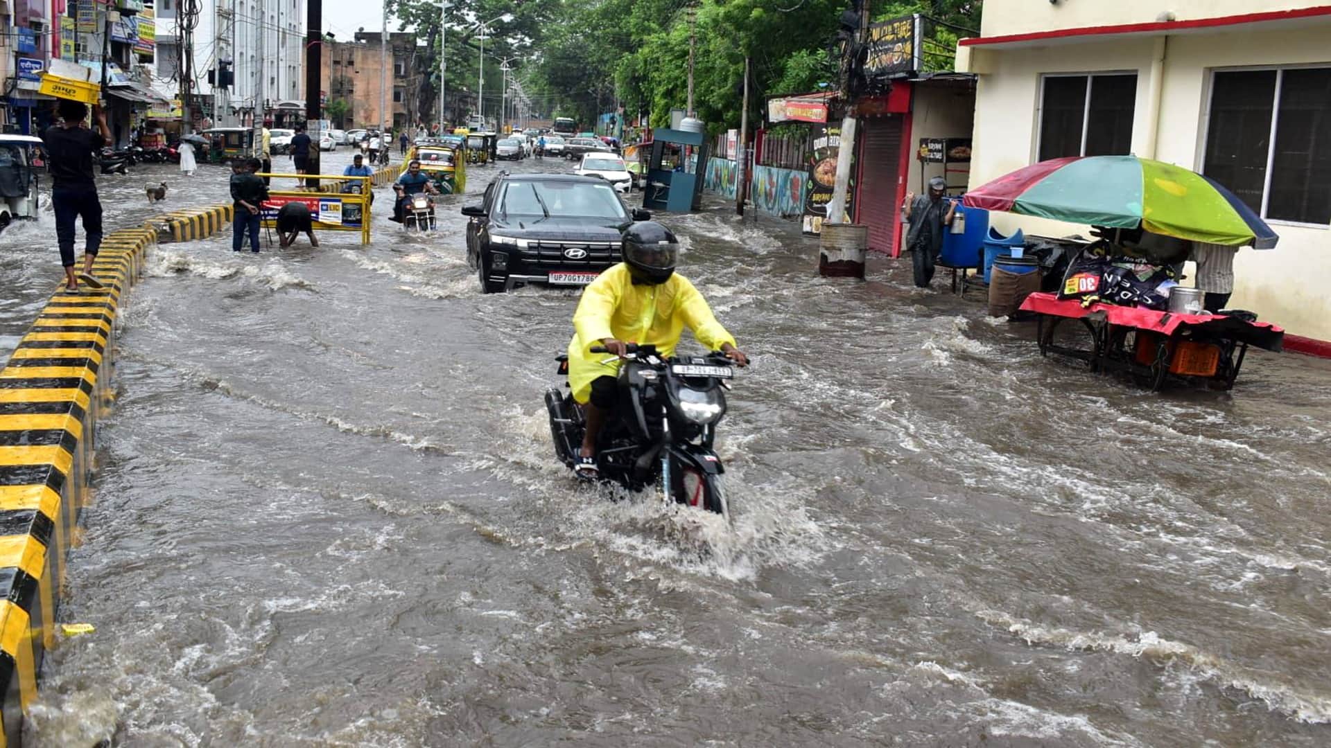 Prayagraj Weather Due to heavy rain, many areas of the city turned into rivers, water filled outside Prayagraj