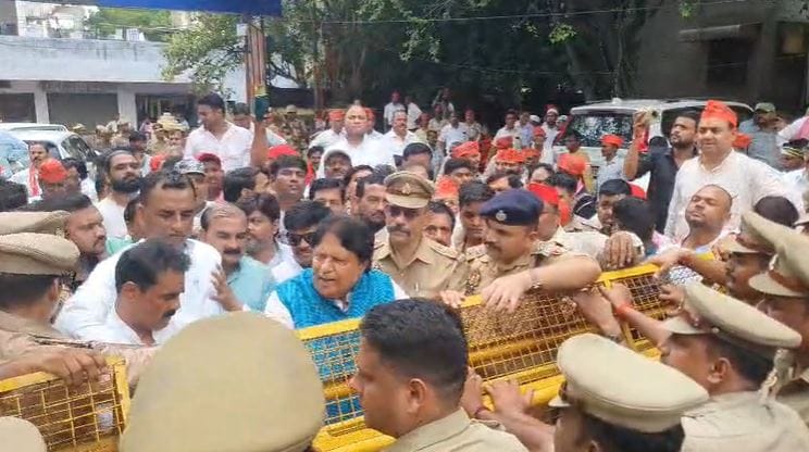 police stopped SP MP Ramjilal Suman from going to etah in agra