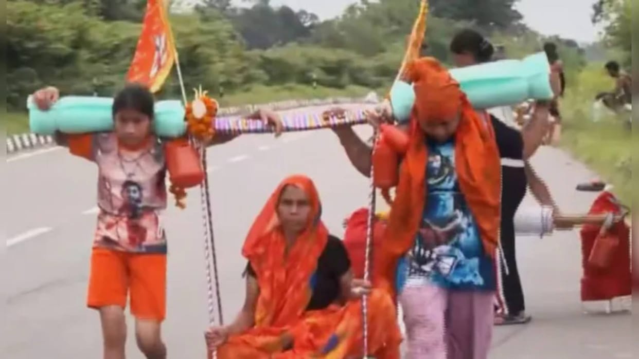 Daughter in law went on Kanwar Yatra carrying her mother in law on her shoulder Video goes Viral