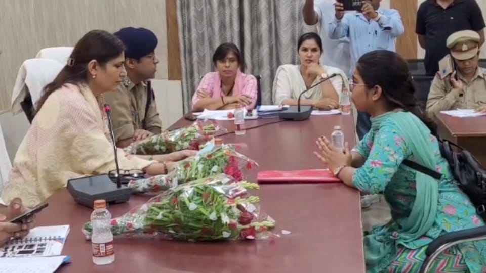 Dowry harassment victim wept bitterly in front of member of Women Commission in bulandshahr