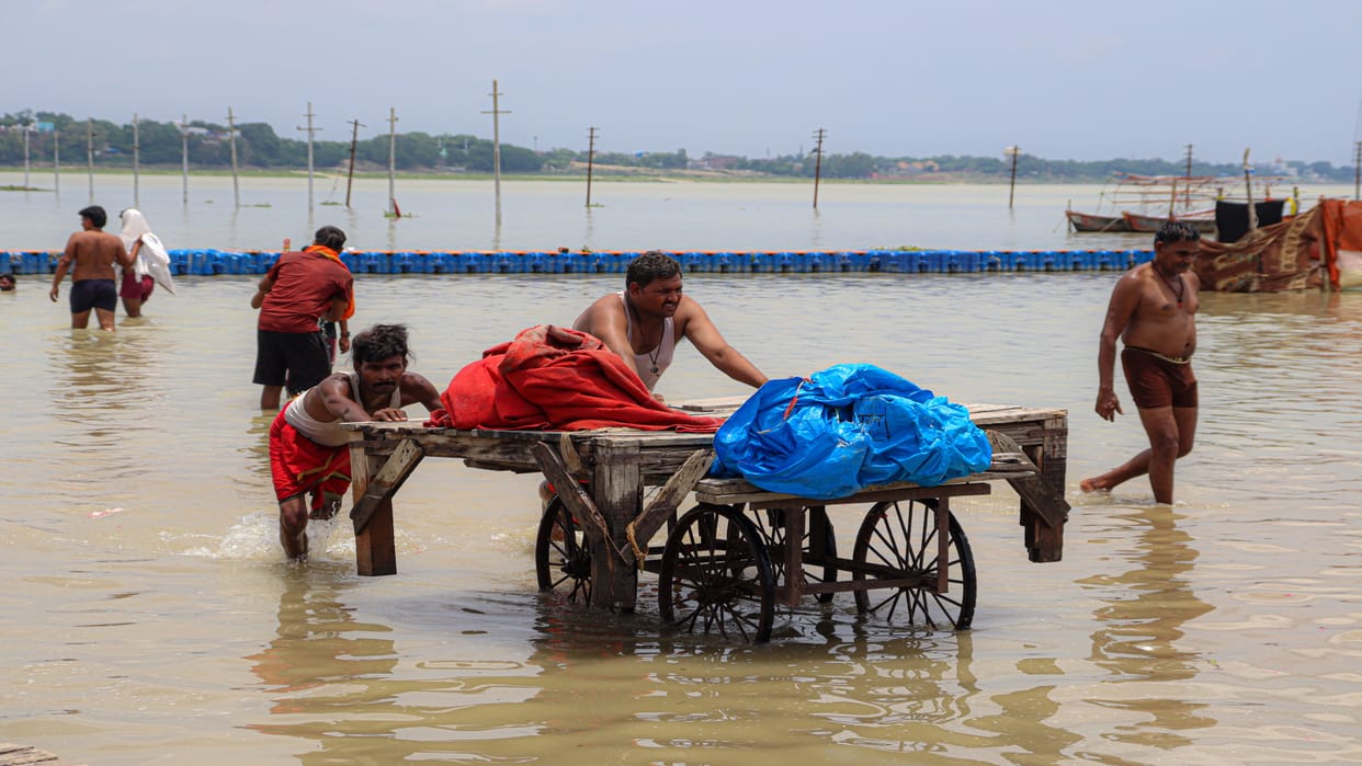 Rising water level of Ganga and Yamuna raised concerns, water reached closer to settlements