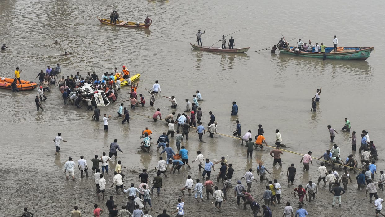 Gujarat bridge accident: The whole family perished before our eyes Update News In Hindi
