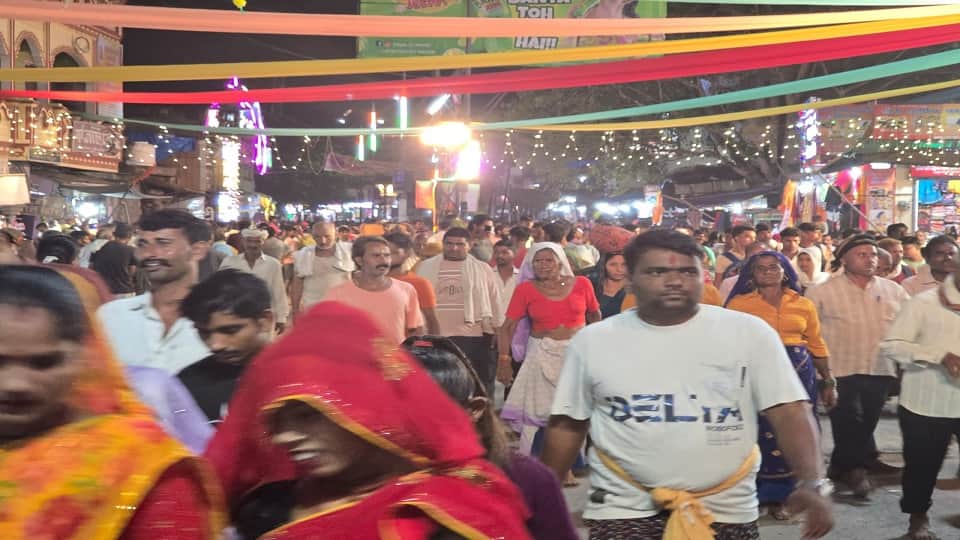 huge crowd of pilgrims reached for perform govardhan parikrama on mudiya purnima mela in mathura