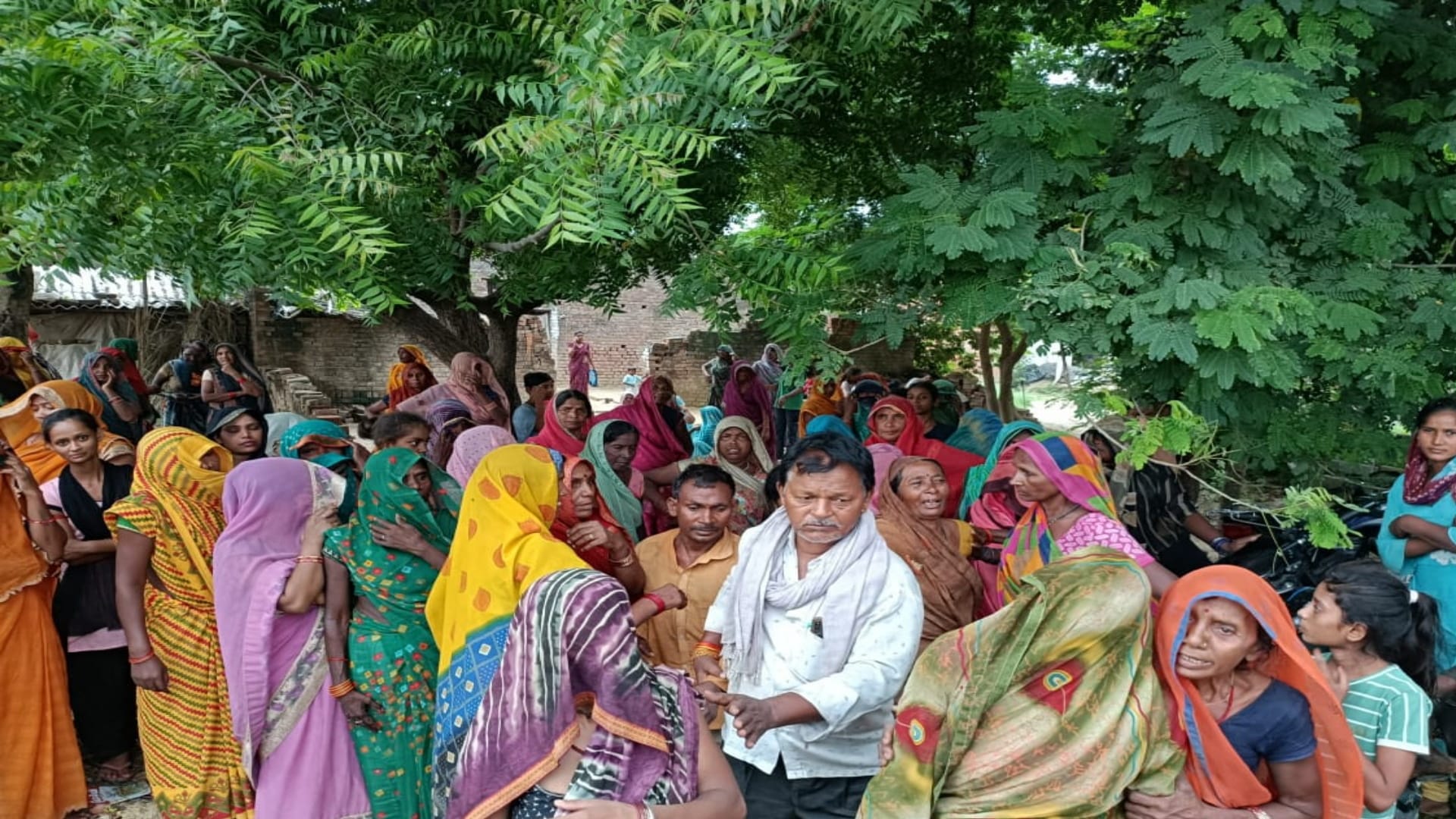 Prayagraj News Bodies of four innocent children found floating in a pond, were missing since a day before