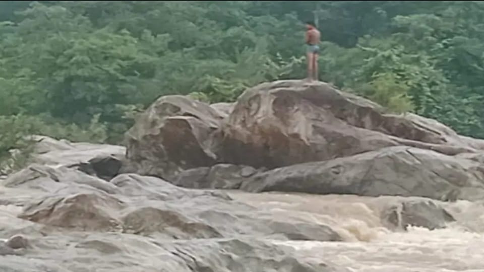 इंद्रावती नदी में नाव पलटी