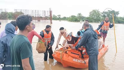 Continuous rain has disrupted life villages adjoining Shivnath river have been alerted in Durg