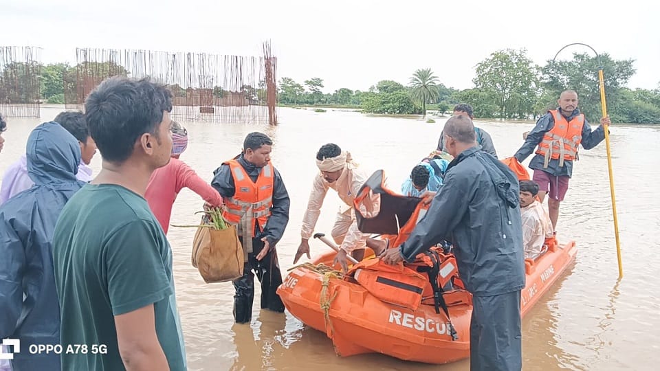 Continuous rain has disrupted life villages adjoining Shivnath river have been alerted in Durg