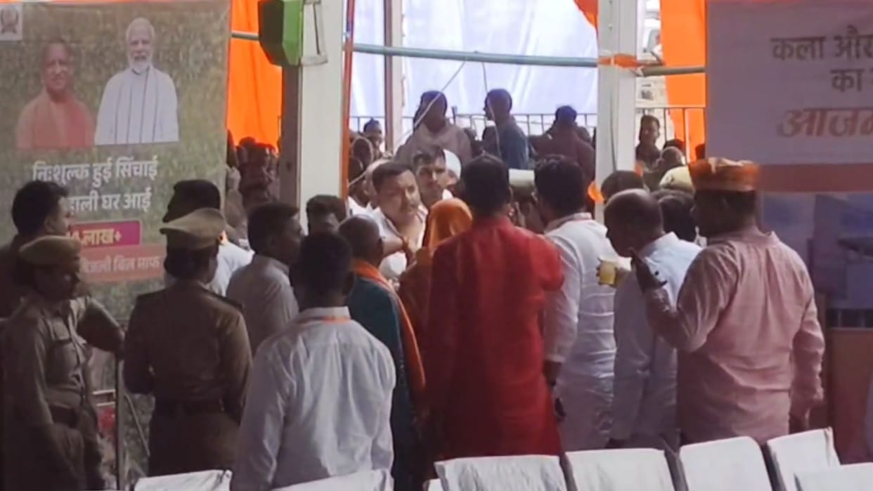 Dispute between policeman and BJP leader in CM Yogi Adityanath public meeting in azamgarh