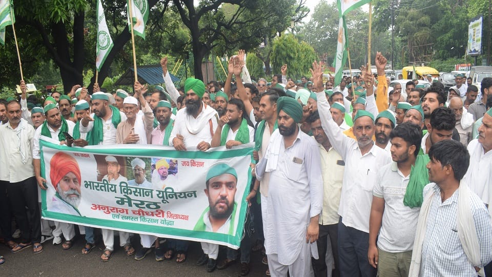 Meerut: Hundreds of BKU workers surrounded the commissionerate, neither the commissioner nor the DM was found