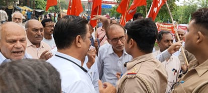 Kanpur Labor organizations demonstrated some banks were also closed workers also had a scuffle with police