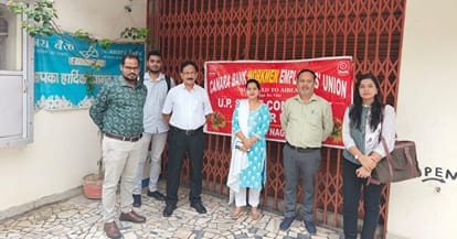 Kanpur Labor organizations demonstrated some banks were also closed workers also had a scuffle with police
