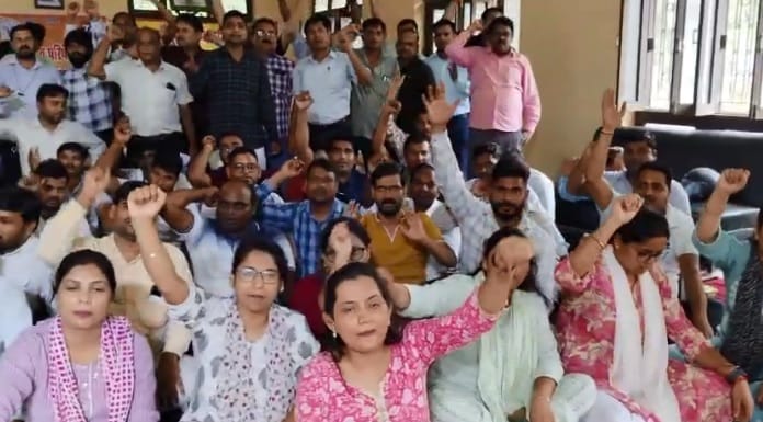 Kanpur Electricity workers in Kanpur raised their voice against privatization public back to the lantern era