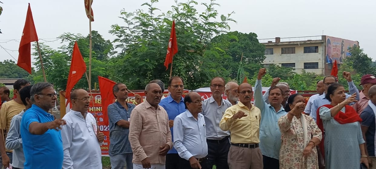 Kanpur Labor organizations demonstrated some banks were also closed workers also had a scuffle with police