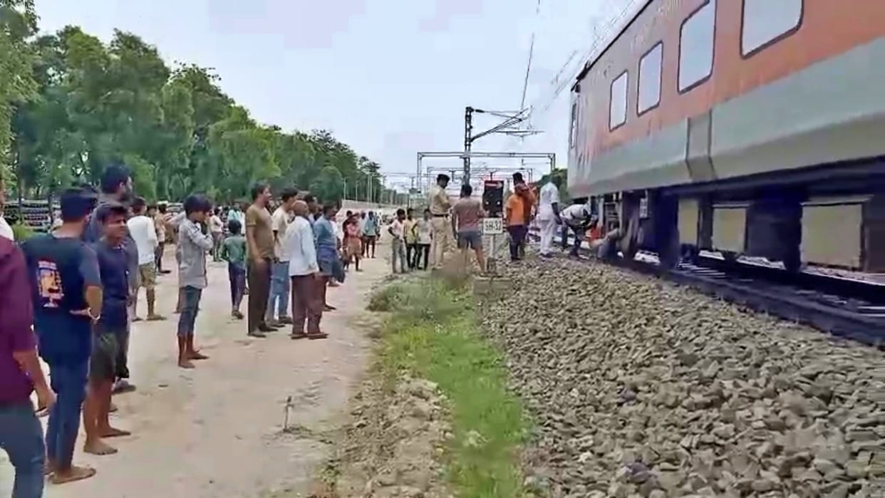 Katihar News: wheel of pantry car of Udaipur-Kamakhya Express derailed near Dandkhora station