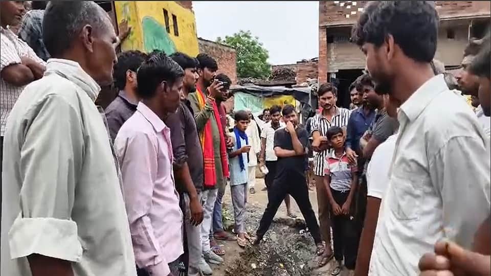 mainpuri Retired teacher made grave in house and hindu organizations created ruckus over religious conversion