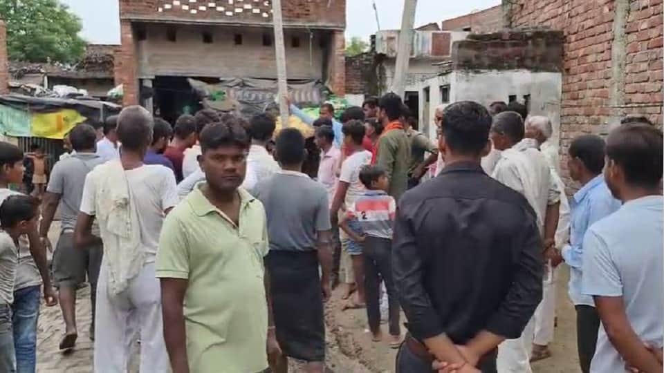 mainpuri Retired teacher made grave in house and hindu organizations created ruckus over religious conversion