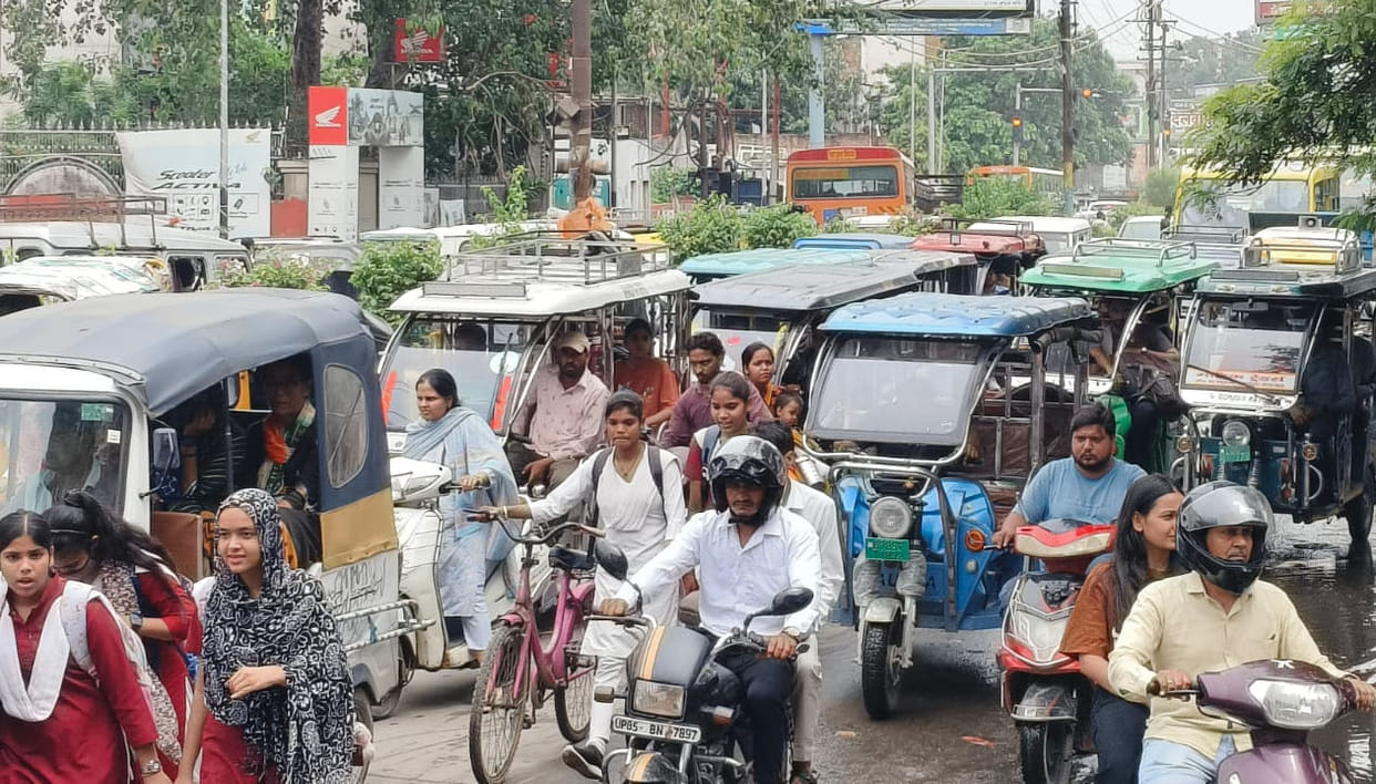 Traffic struggling under the arbitrary behavior of three-wheeler drivers