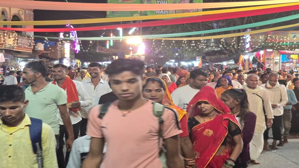 huge crowd of pilgrims reached for perform govardhan parikrama on mudiya purnima mela in mathura