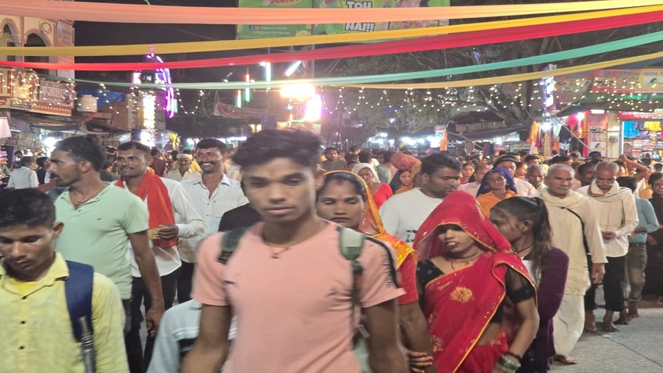 huge crowd of pilgrims reached for perform govardhan parikrama on mudiya purnima mela in mathura