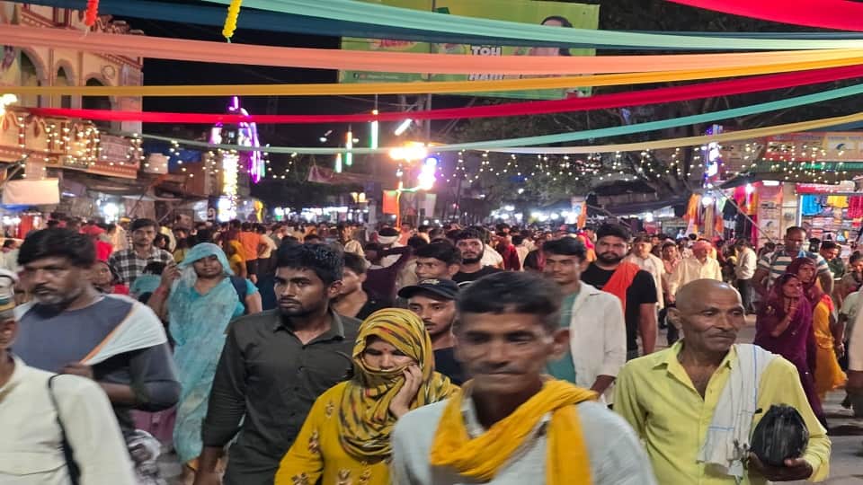 huge crowd of pilgrims reached for perform govardhan parikrama on mudiya purnima mela in mathura