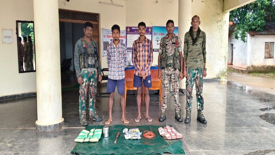 Big success of Basaguda police two Naxalites arrested with explosive material and tools in Bijapur