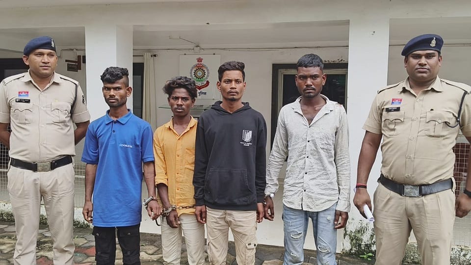 पुलिस की गिरफ्त में आरोपी