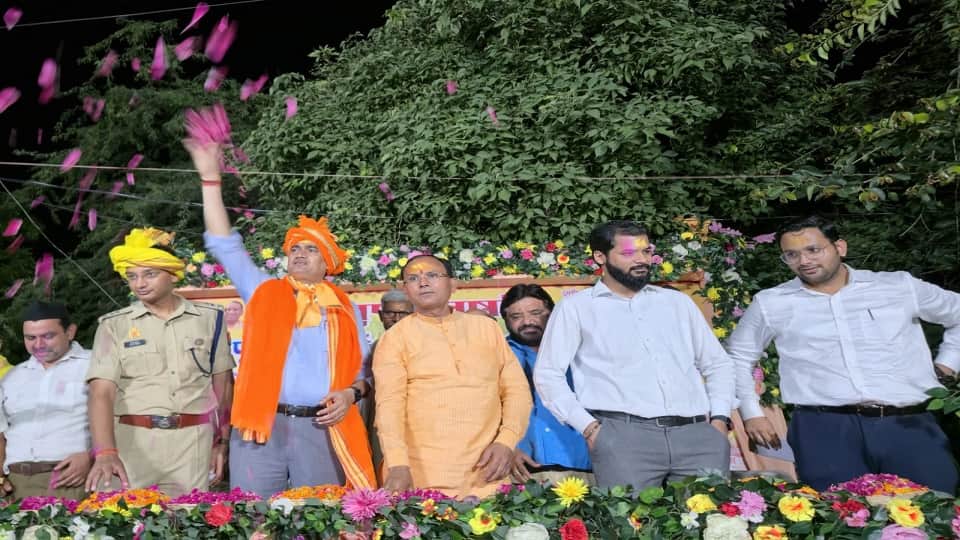 huge crowd of pilgrims reached for perform govardhan parikrama on mudiya purnima mela in mathura