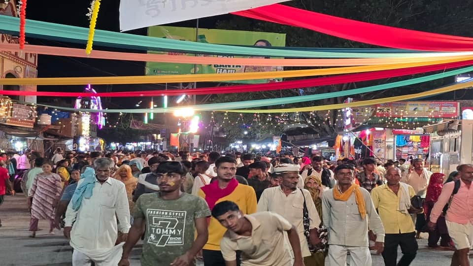 huge crowd of pilgrims reached for perform govardhan parikrama on mudiya purnima mela in mathura