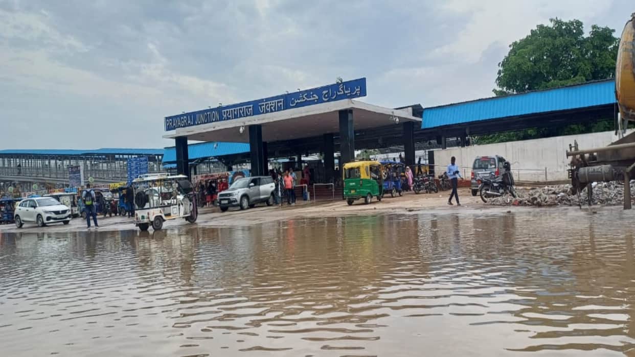 Prayagraj Weather Due to heavy rain, many areas of the city turned into rivers, water filled outside Prayagraj