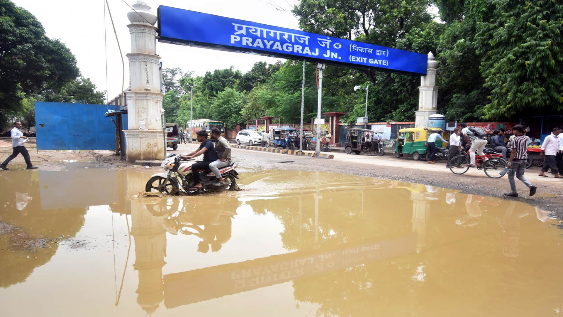 Prayagraj Weather Due to heavy rain, many areas of the city turned into rivers, water filled outside Prayagraj