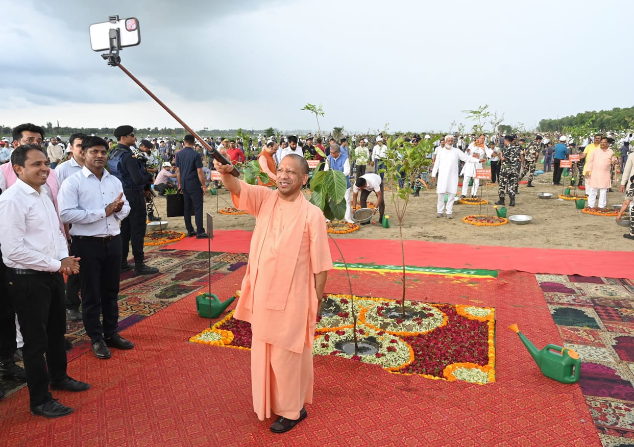 UP: 37 crore 21 lakh saplings were planted in the entire state, CM Yogi planted saplings in Ayodhya; this dist