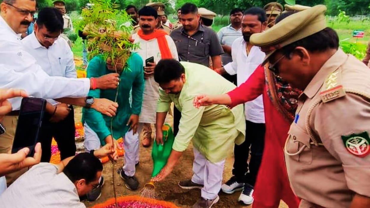 Ek Ped Maa Ke Naam 2.0 State minister started campaign by planting Triveni saplings in varanasi