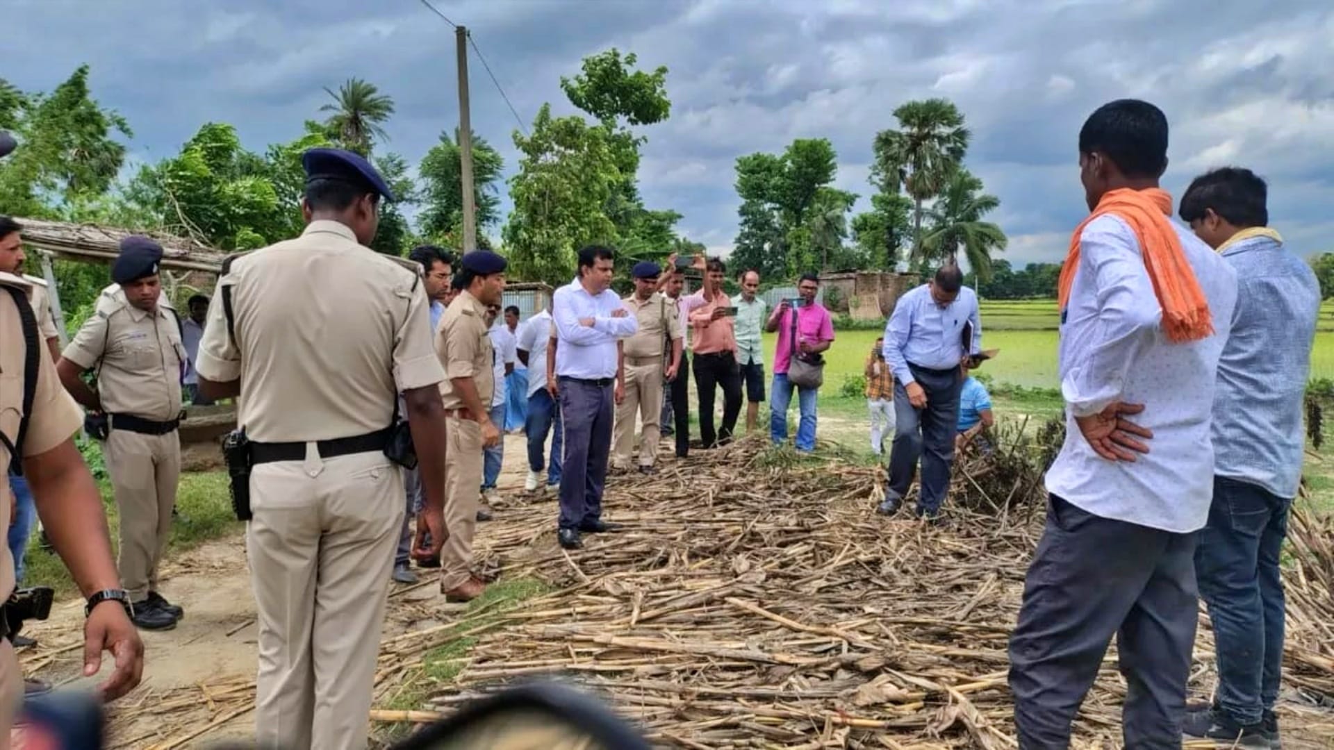 घटनास्थल पर मामले की जांच करने पहुंची पुलिस