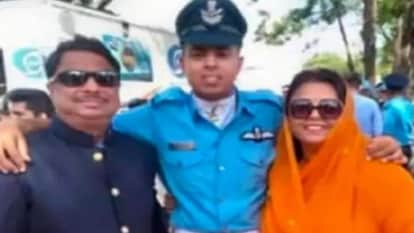 फ्लाइट लेफ्टिनेंट ऋषिपाल सिंह अपने माता-पिता के साथ