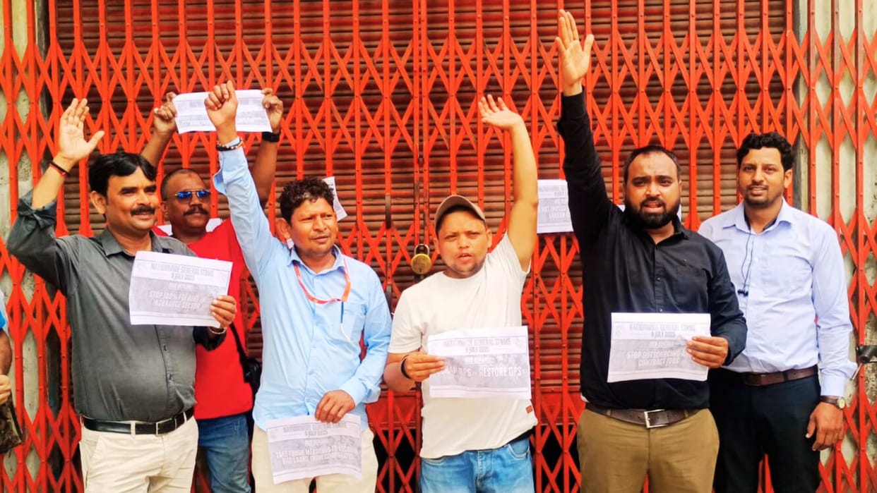 Varanasi News Many works affected due to strike of employees locks hung on banks LIC postal department