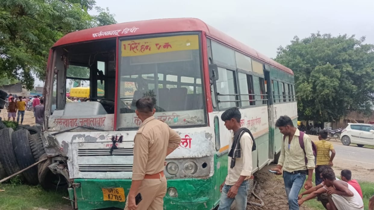 roadways bus hits car driver dies in shahjahanpur