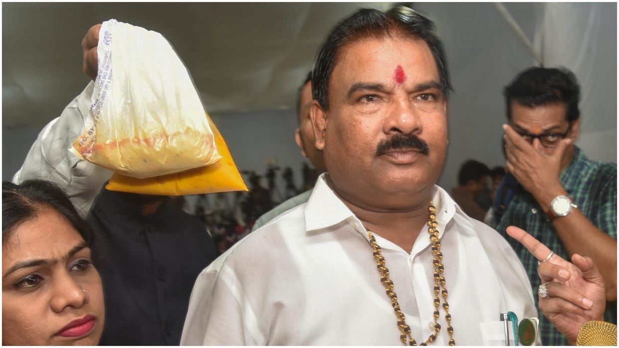 Shiv Sena Sanjay Gaikwad say I will not apologise for slapping canteen staff Ajanta Caterers license suspended