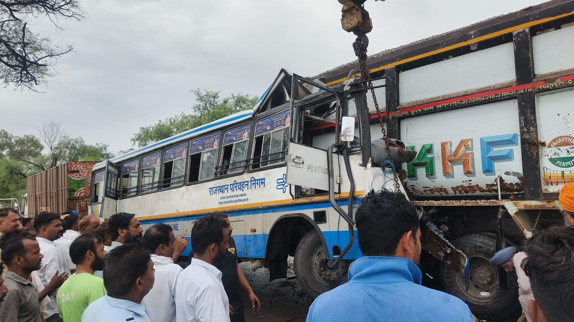 Hanumangarh Accident News 4 Dead 17 Injured in Roadways Bus and Dumper Collision Rajasthan News in Hindi
