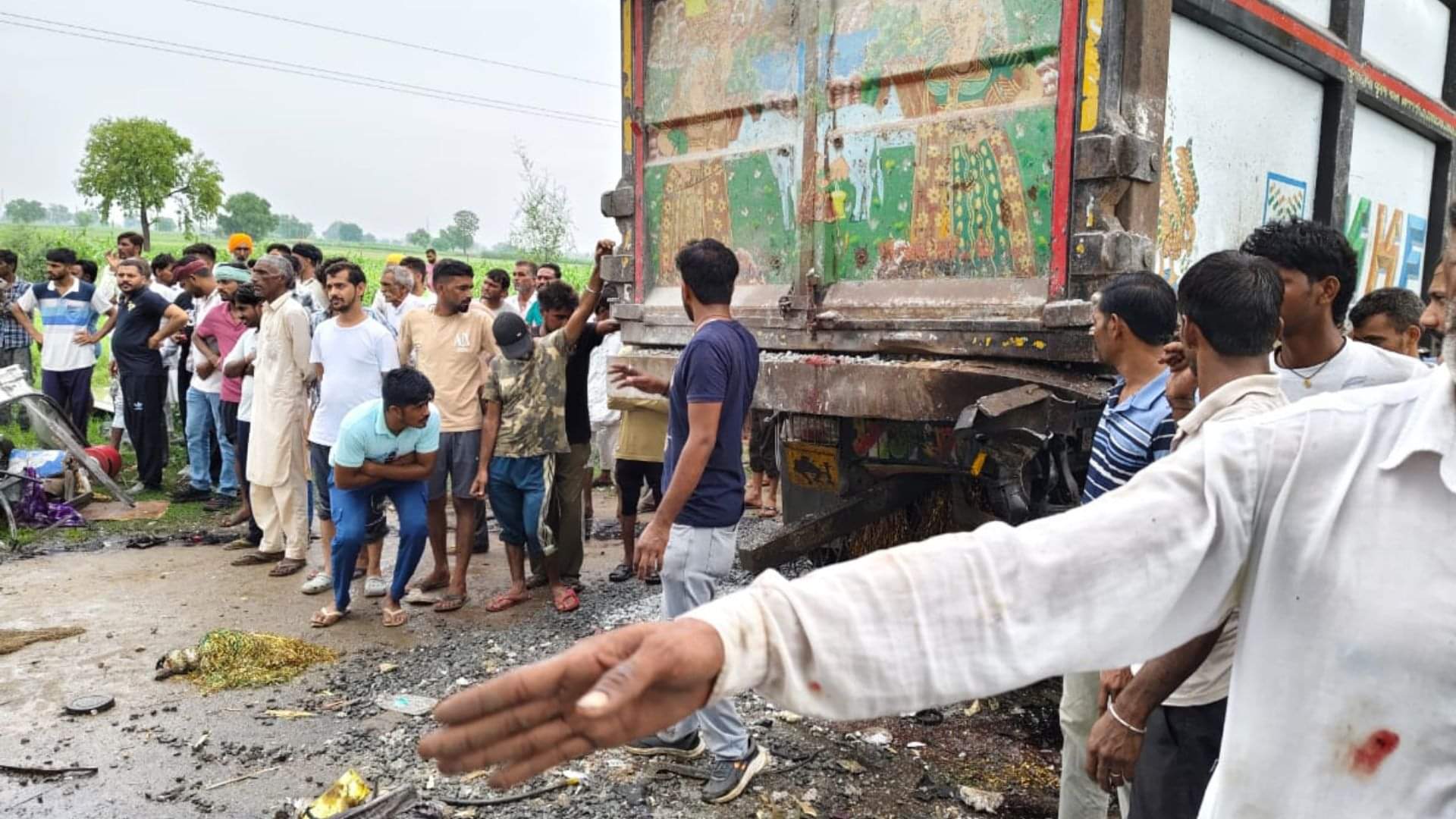 Hanumangarh Accident News 4 Dead 17 Injured in Roadways Bus and Dumper Collision Rajasthan News in Hindi