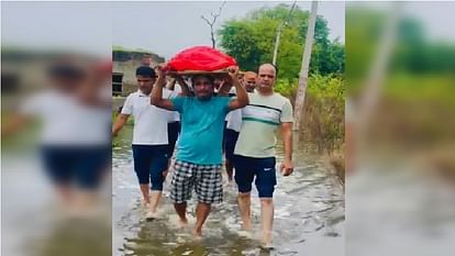 Funeral Procession Was Again Taken Out Through Dirty Water After Spending Crores – Amar Ujala Hindi News Live
