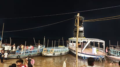 Flood in Varanasi Aarti Sthal changed Aarti was performed on roof Water level reached 65.94 meters